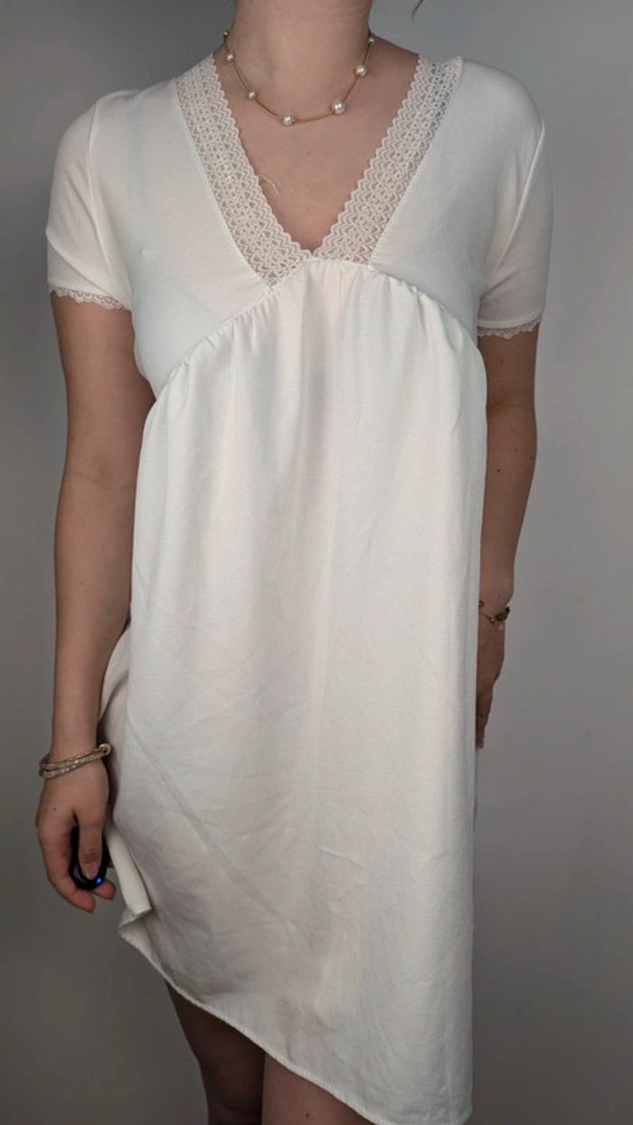 Robe blanche décolletée - photo numéro 7