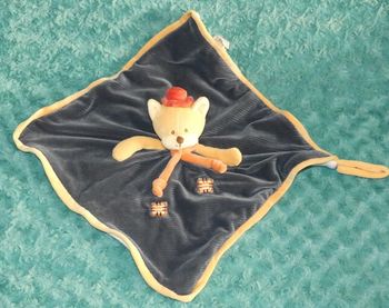 Doudou plat ours Ben Bukowski bleu jaune chapeau, parfait état