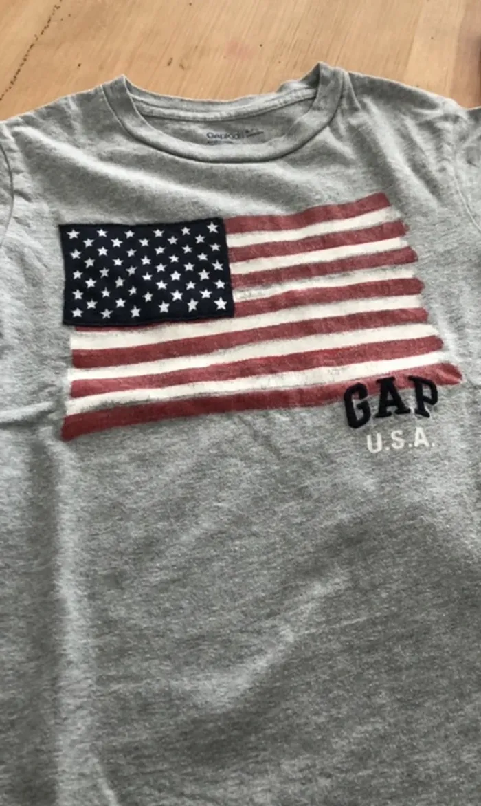 Lot 2 tee-shirts Gap 6/7 ans - photo numéro 2