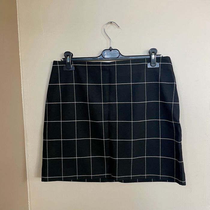Jupe courte noire à carreaux blancs H&M taille 42 zip doré devant style graphique V062