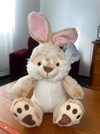 Très beau lapin, peluche doudou, assis hauteur environ 40 cm