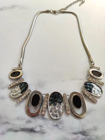 Collier argent et noir