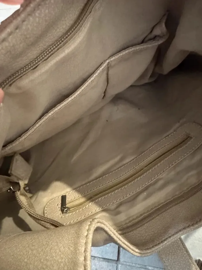 Sac porté épaule beige, bon état mais il y a des traces d'usures 38x25cm - photo numéro 5