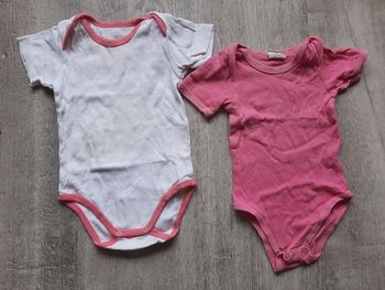 Lot de 2 bodys 12 mois
