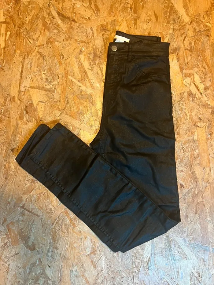Pantalon noir enduit brille