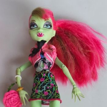 Poupée monster higt cheveux rose