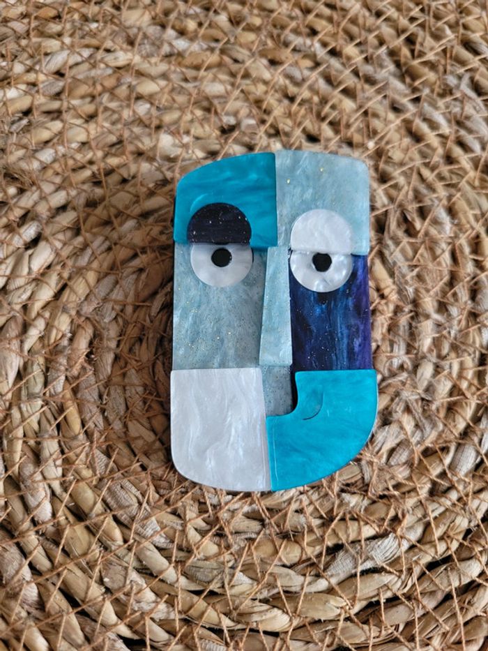 Broche visage abstrait bleu et blanc - photo numéro 2