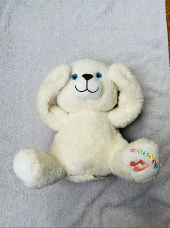 Peluche qui dit coucou