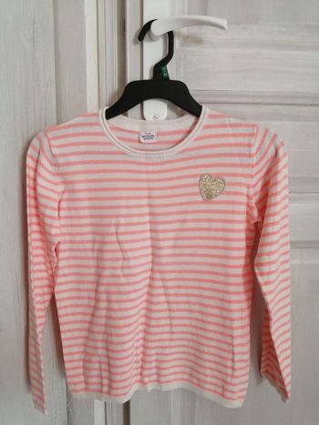 Pull fille tape à l' oeil