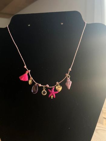 Collier cordon rose et doré pendentifs et breloques
