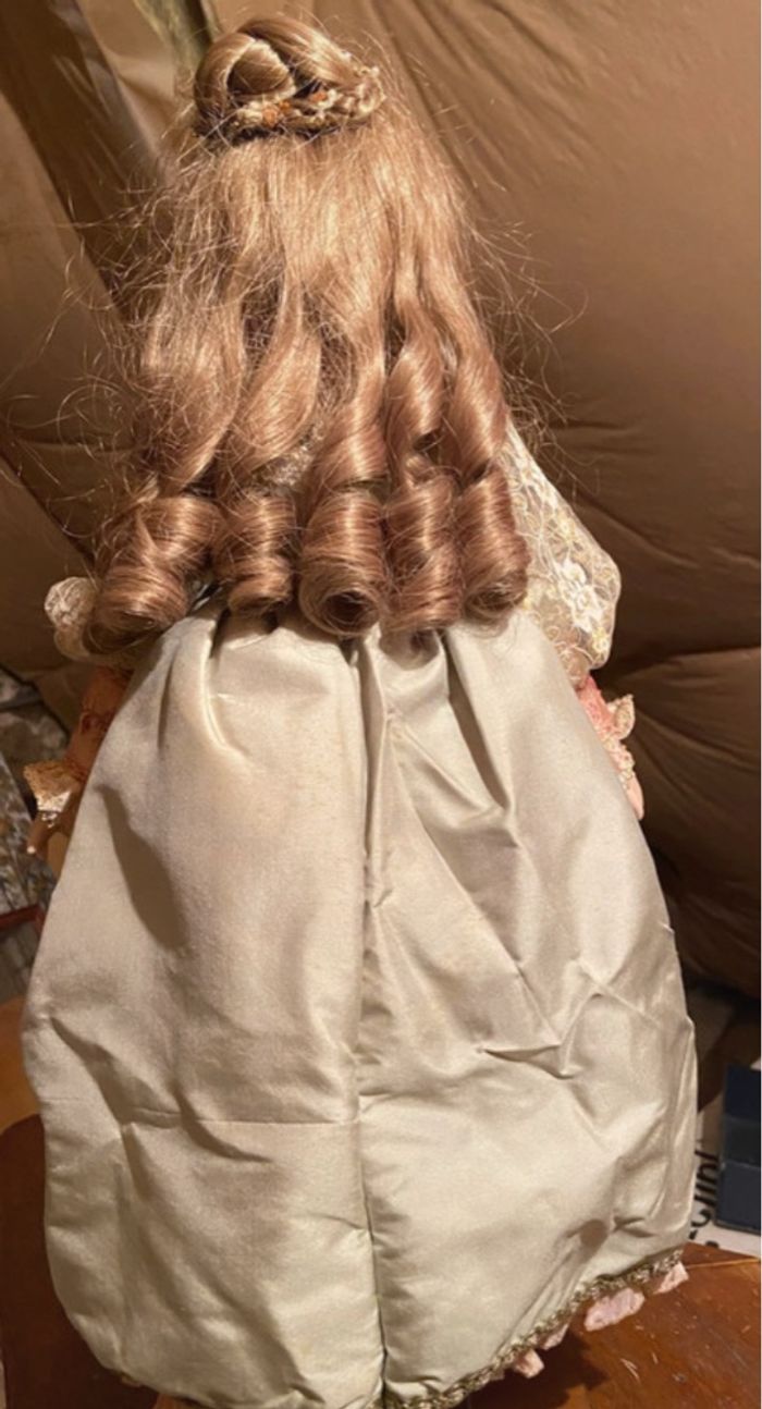 Poupée de collection en porcelaine Iseult de Mundia - photo numéro 3