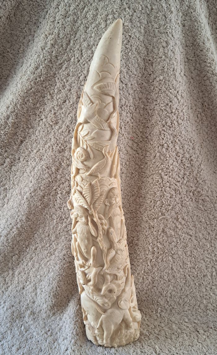 🗿 Décoration défense en résine gravée d'animaux