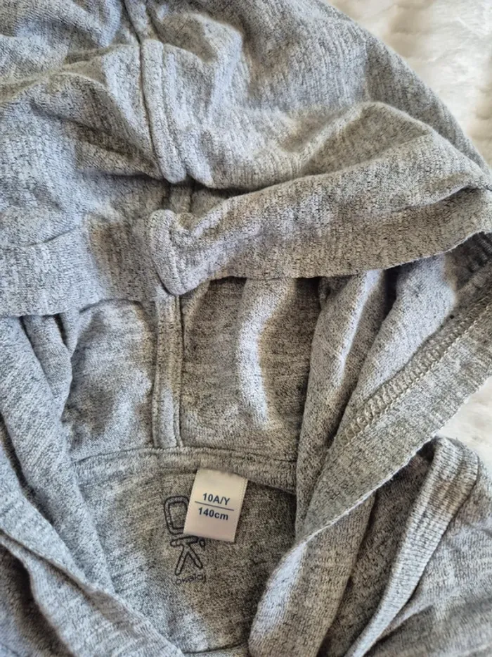 Sweat léger a capuche 10 ans - photo numéro 3