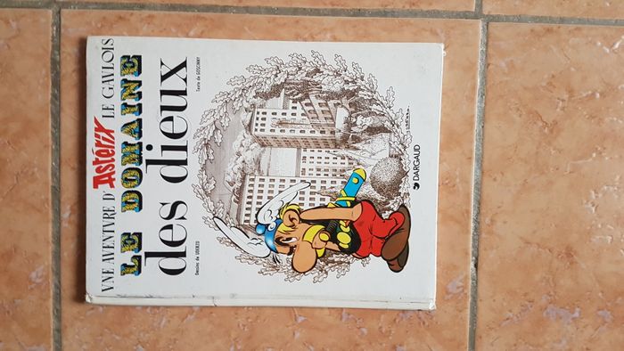 Livre Astérix " Le Domaine des Dieux "