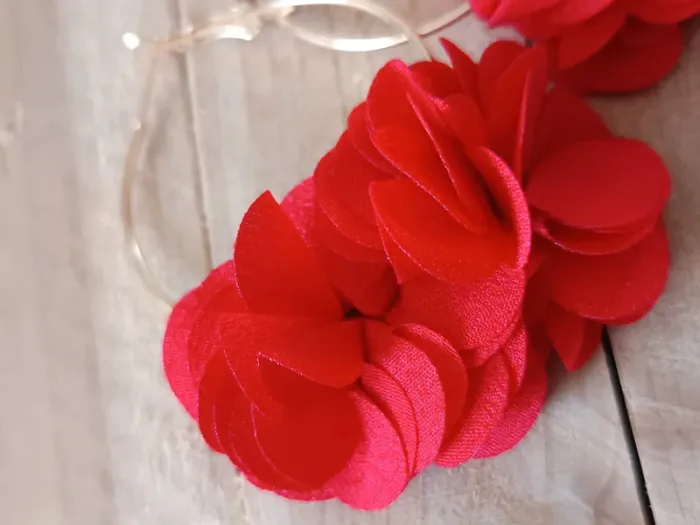 Boucles d'oreilles créoles fleurs rouges - photo numéro 2