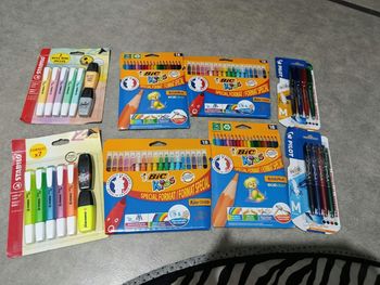 Lot de fournitures scolaires