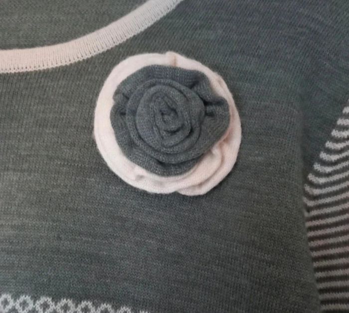 Pull orné d'une jolie fleur - photo numéro 3