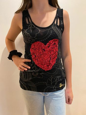 Débardeur noir et cœur rouge