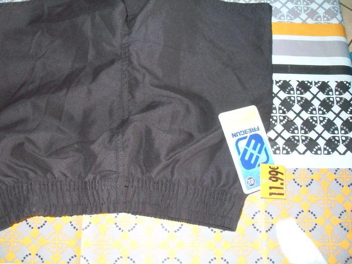 short de bain garçon noir marque Freegun taille 10/12 ans - photo numéro 3