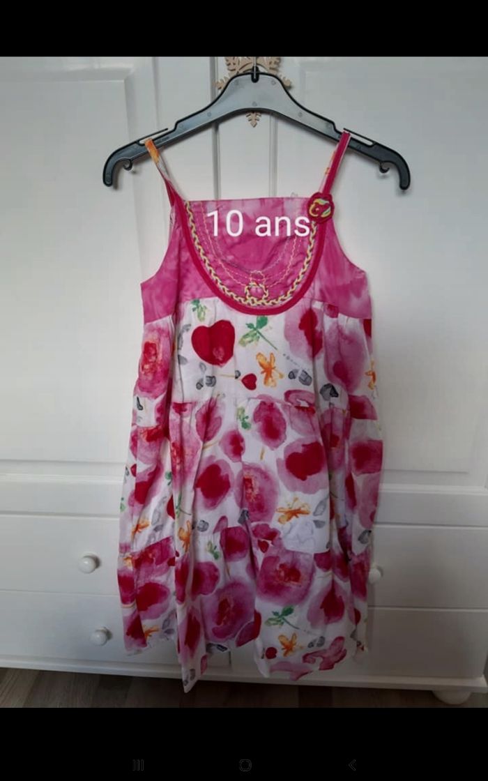 Robe rose à fleurs mi longue