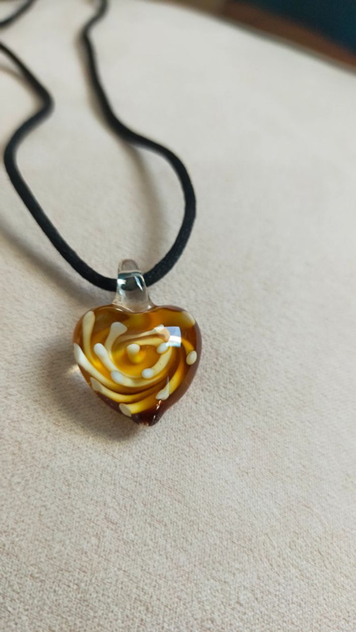 Pendentif fantaisie – Cœur orangé effet ambre avec matière blanche, résine stylée