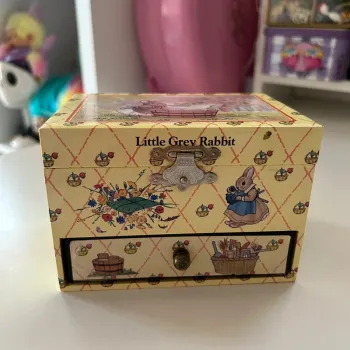 Boite à musique little grey rabbit vintage
