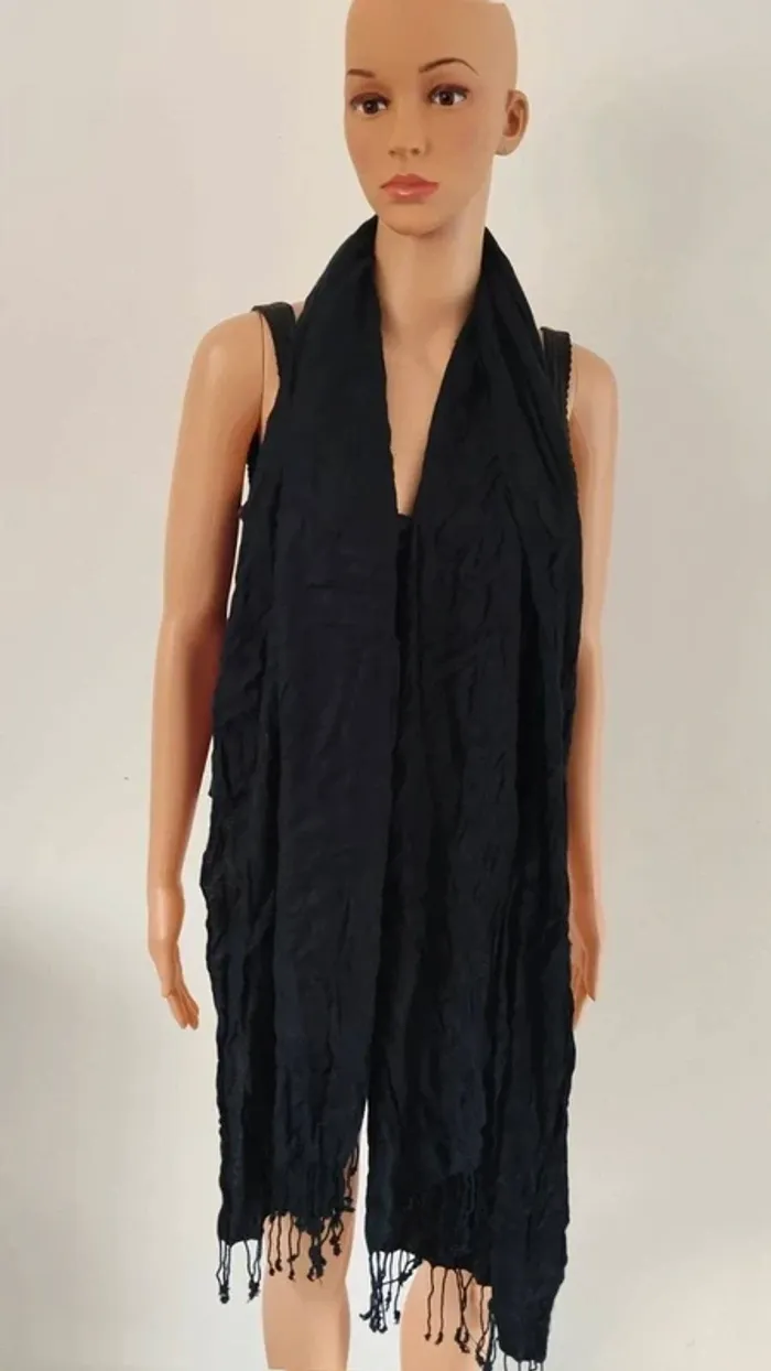 Grande et belle écharpe noire avec motifs 200 x 70 cm