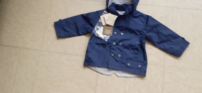 Une veste de pluie  taille 12 mois