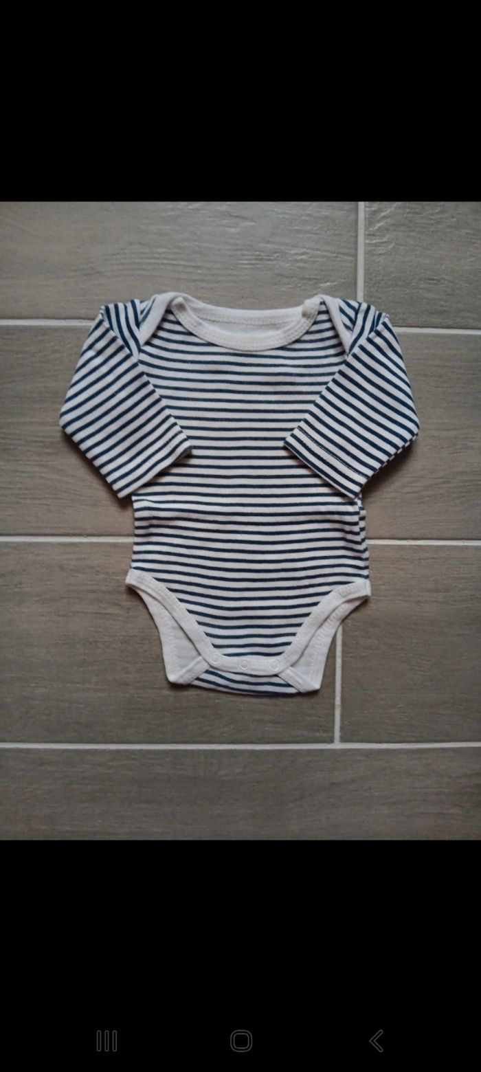 Lot bodies 1 mois - photo numéro 5