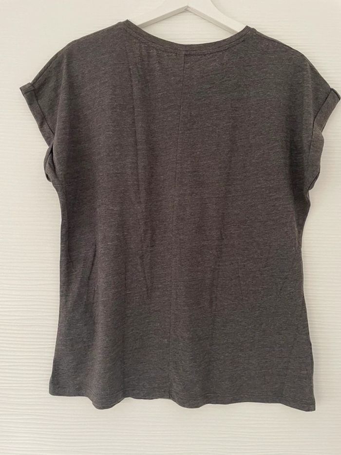 Haut t-shirt gris foncé à écritures numéro motifs léopard rose à manches courtes col rond - photo numéro 3