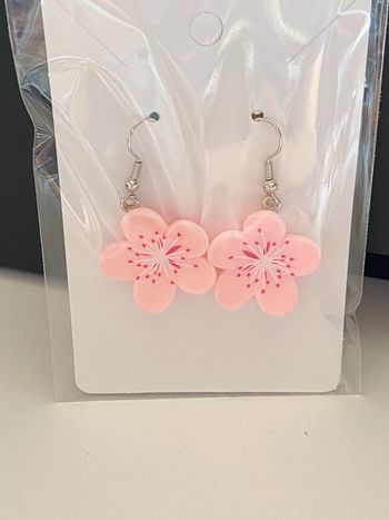 Très jolies boucles d’oreille fleur rose clair