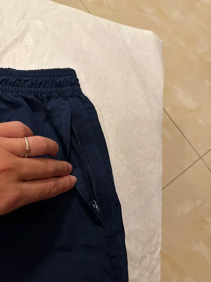 Short Adidas taille 9/10 ans 2 poches avec zip - photo numéro 3
