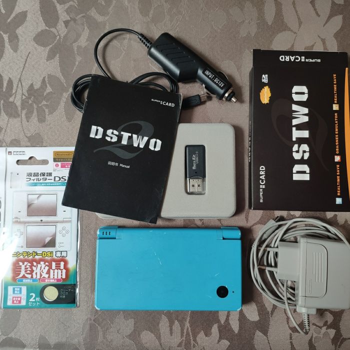 Nintendo DSi bleu avec 10 000 jeux