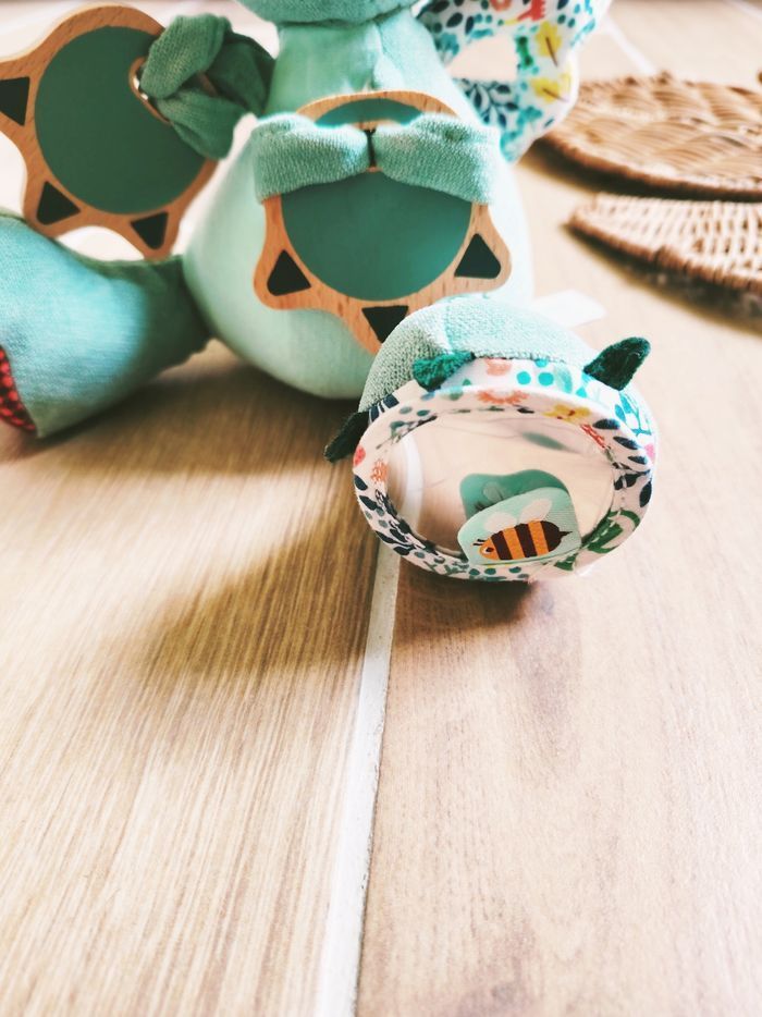🐉Jouet d'éveil sensoriel - Peluche doudou multi activités Joe Le Dragon - marque Lilliputiens - photo numéro 3