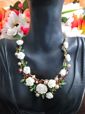 Collier avec ses fleurs et ses pierres topaz