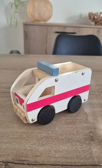 Voiture d'ambulance en bois 