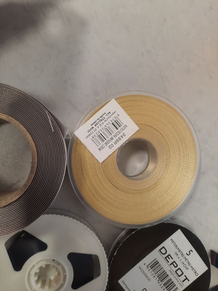 Lot 4 ruban noir à motif dépôt. Or paillet 25 mètre. Ruban plastique noir presque argenté large - photo numéro 3