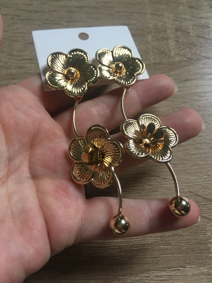 Boucles d’oreilles NEUVES pour femme forme de fleurs 🌼 couleur doré - photo numéro 4