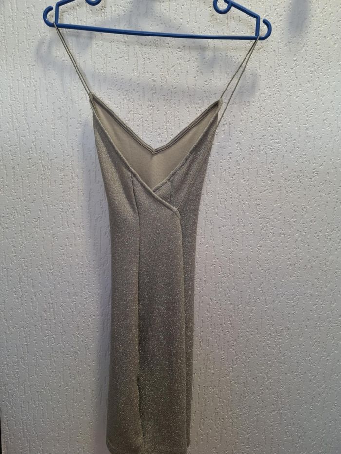 Jolie robe H&M moulante XS pailletée de soirée ou d'été fines bretelles très bon état - photo numéro 4