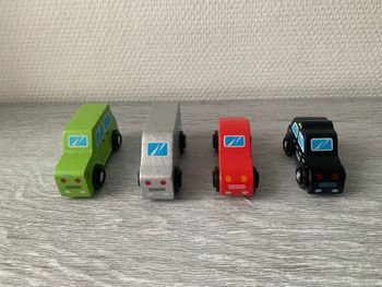 Lot de 4 voitures en bois