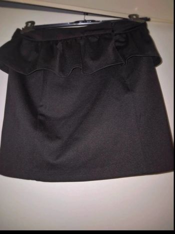 Petite jupe droite habillée en excellent état. Taille S.