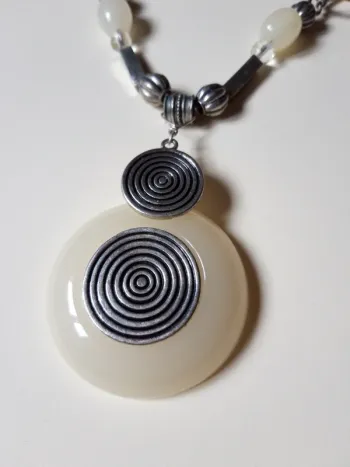 Collier vintage pendentif beige et argenté