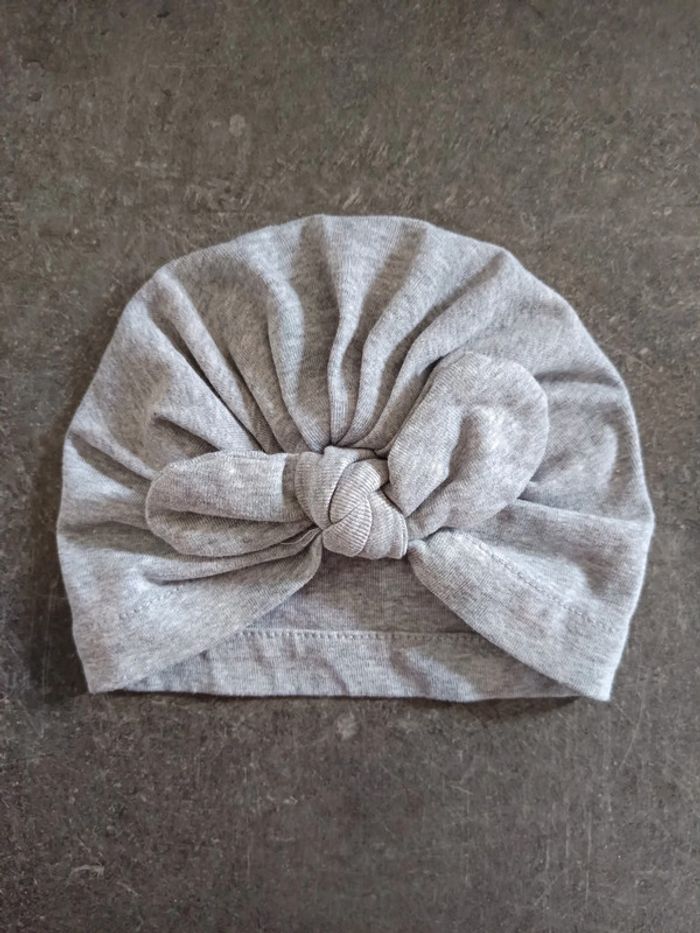 Bonnet gris noeud