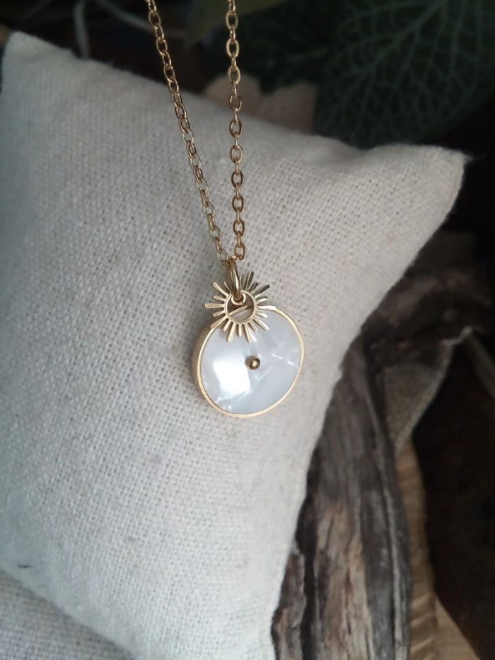 Collier médaillon nacré avec soleil