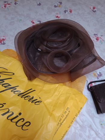 Lots capeline avec sac satiné marron