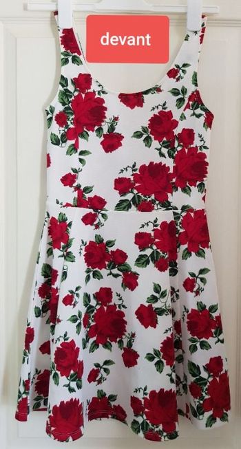 Robe écru, à bretelles, encolure devant et dos arrondies, motifs fleurs "roses rouges"
