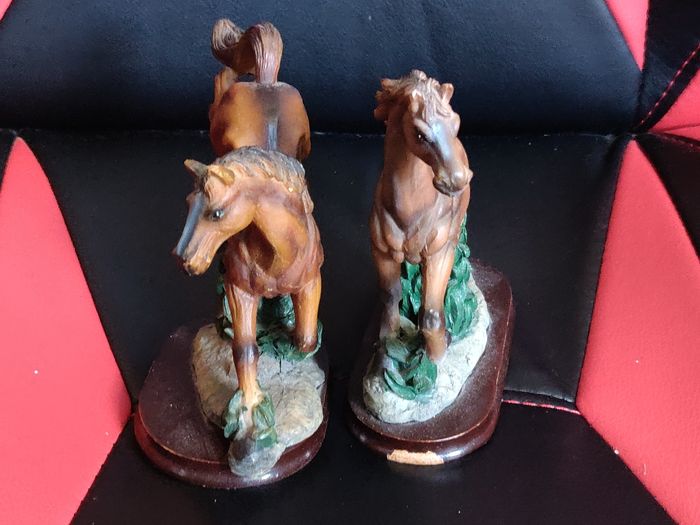 2 figurines chevaux sur socle - environ 13 cm - photo numéro 9