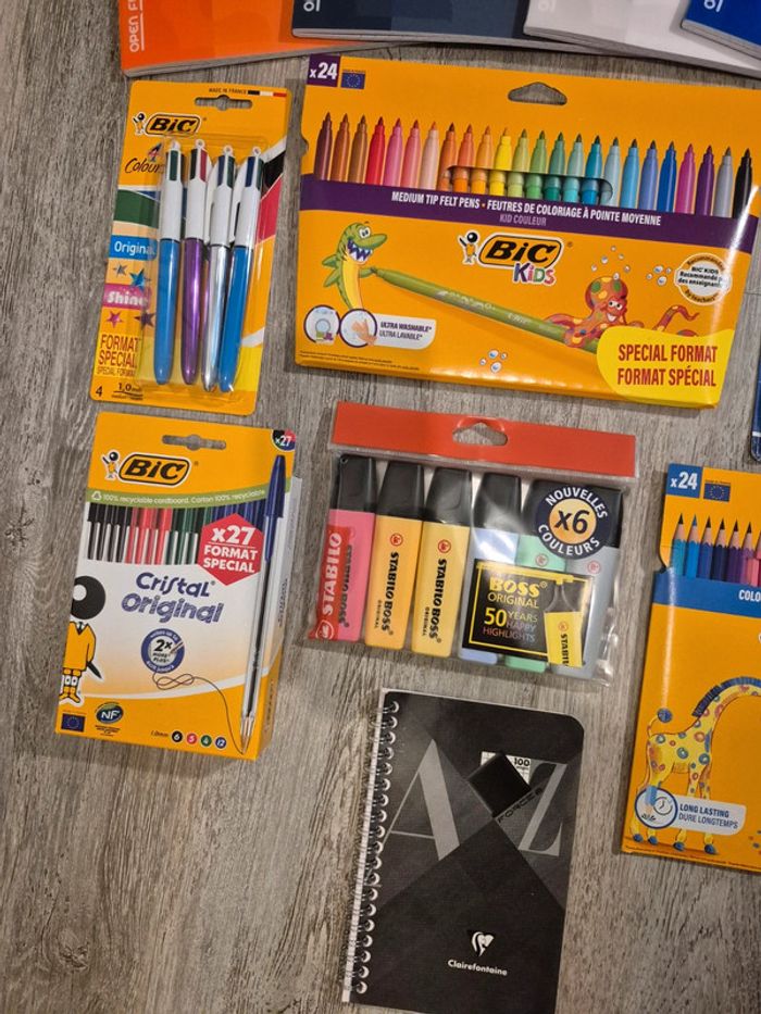 Lot fourniture scolaire crayon feutre correcteur livre 24x32 stylo etc - photo numéro 2