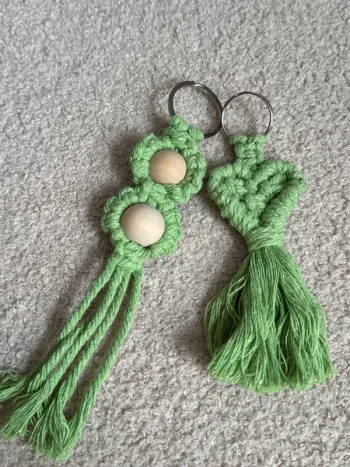 Lot de deux porte-clés vert clair en macramé