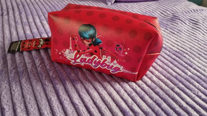 Trousse neuve avec étiquette Ladybug miraculous rouge - photo numéro 3